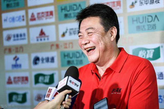 可是，被对方恶意抽打了几次、故意饿了几次之后，她就彻底妥协了，在黑煤窑里当了那监工的姘头。